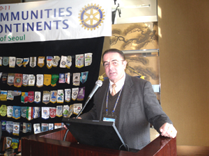 Rev. Tim Peters speaks at the Rotary Club of Seoul