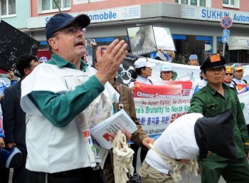 Rev. Tim Peters protests in China